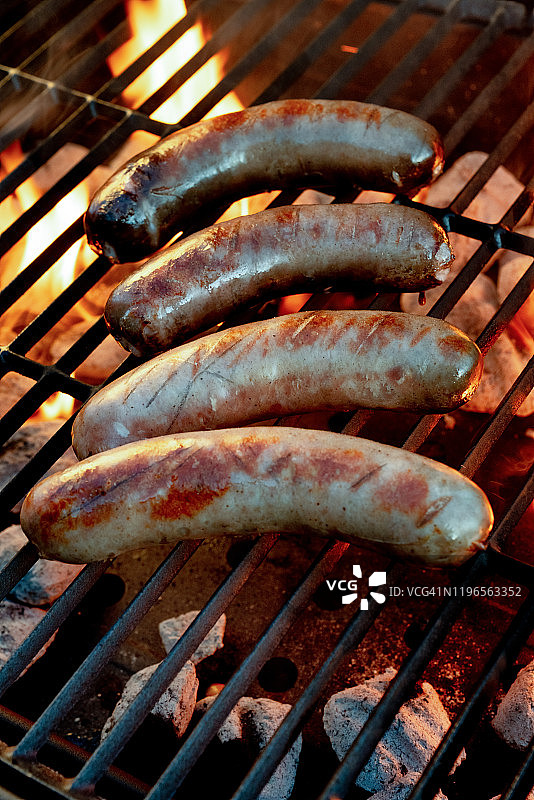 烤架上火焰烤制的新鲜德式香肠图片素材