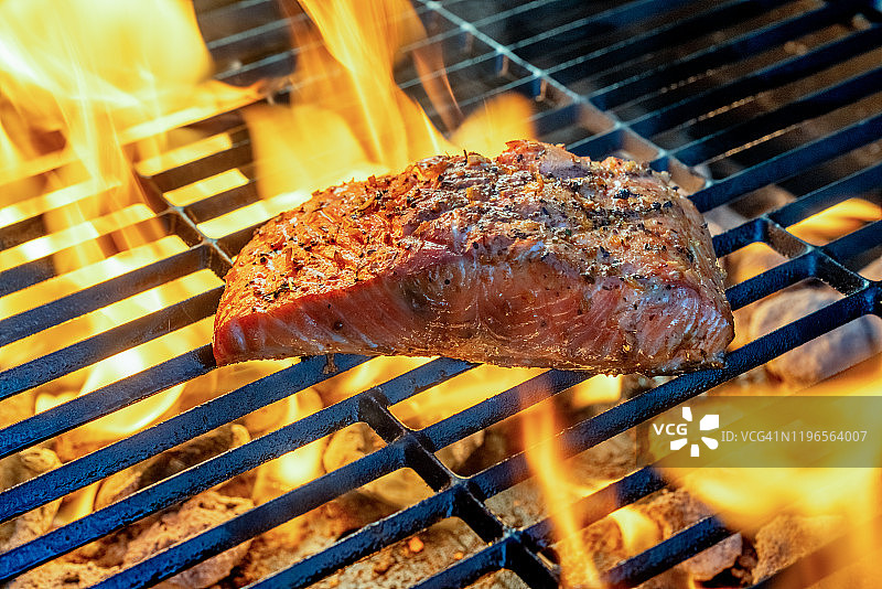 火热烤架上的野生帝王鲑鱼片，适合生酮或低碳饮食图片素材