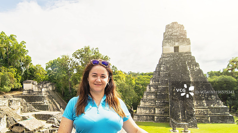 危地马拉蒂卡尔玛雅金字塔前的女人图片素材