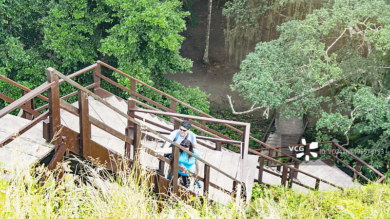情侣走在台阶上，攀登危地马拉的金字塔图片素材