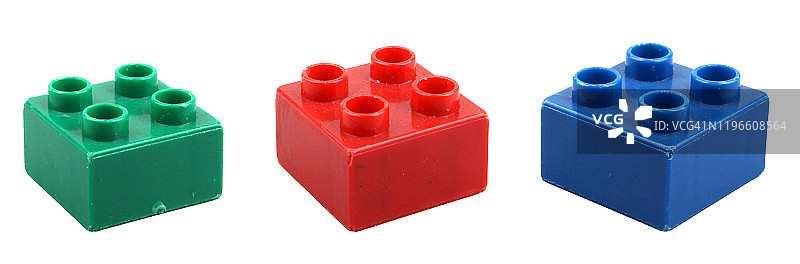 白色背景上的彩色塑料积木图片素材