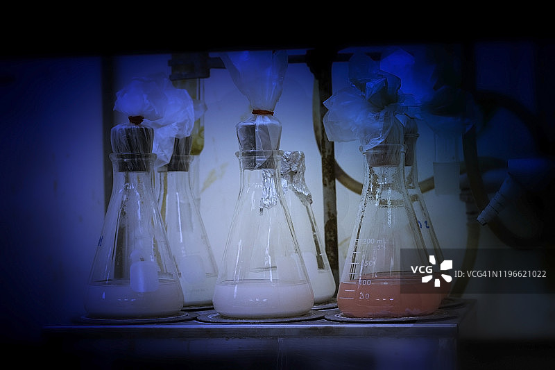 实验室概念：化学反应图片素材
