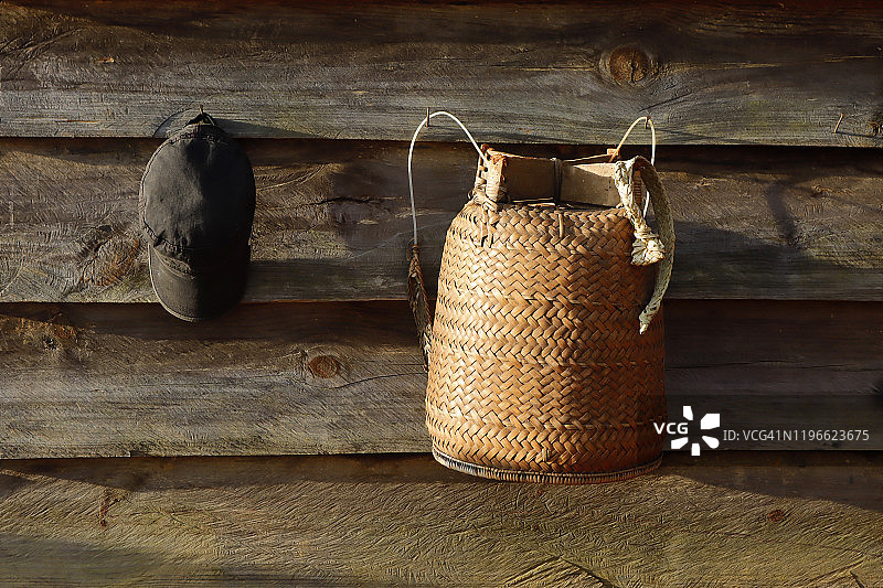 工作后挂在木墙上的竹篮图片素材