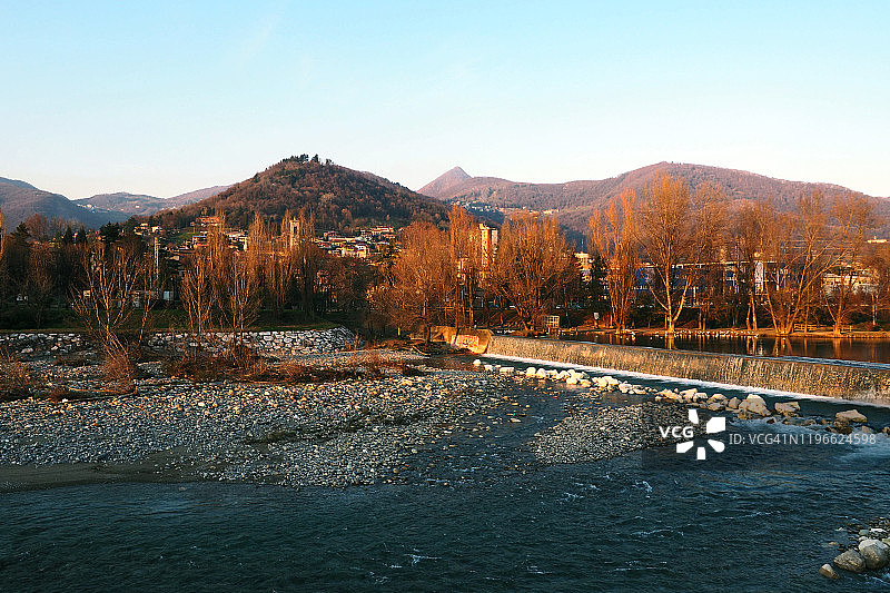 意大利贝加莫，塞里奥河上的傍晚阳光图片素材