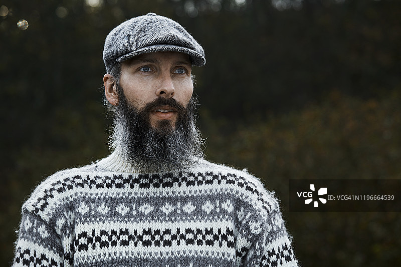 戴着毛衣和帽子的胡须男子肖像图片素材
