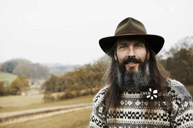 戴帽穿毛衣的胡须长发男人图片素材