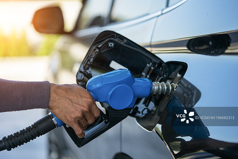 在加油站加油，男子给汽车加油图片素材