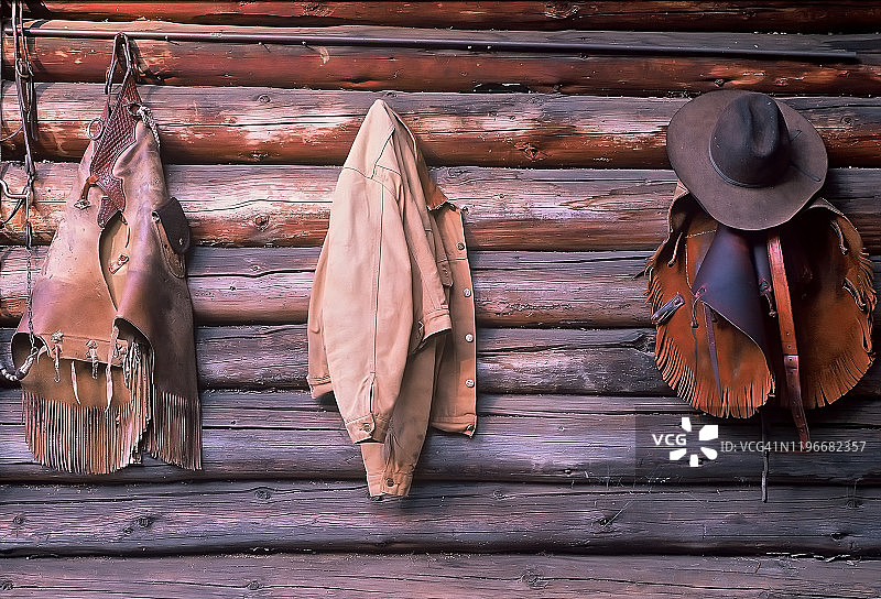 牛仔帽、夹克和马裤挂在小木屋旁，内华达山脉图片素材