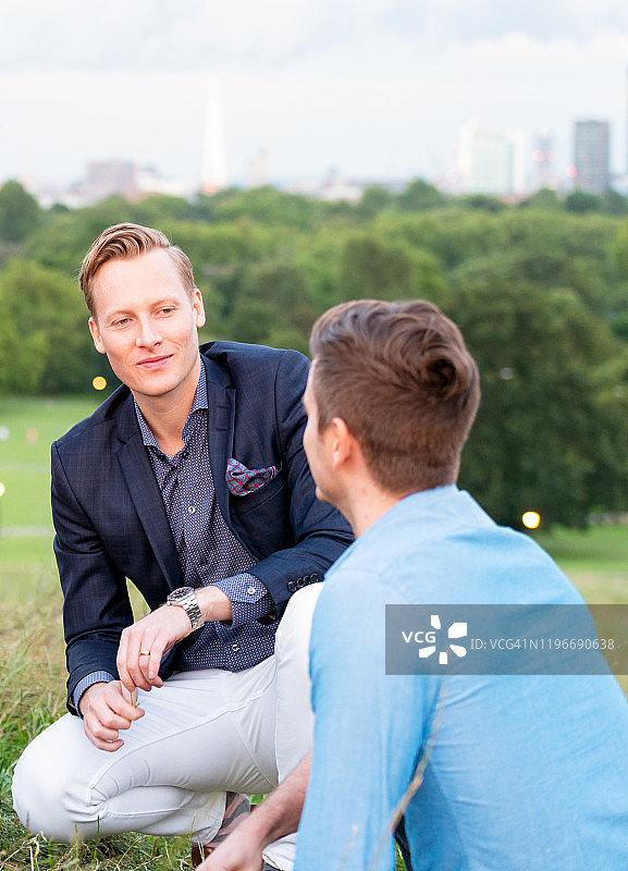 两个男人在夏天享受着樱草花山的美景图片素材