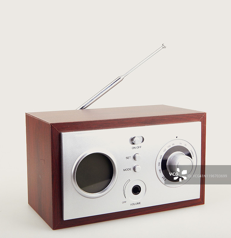 白色背景下的老式复古收音机特写图片素材