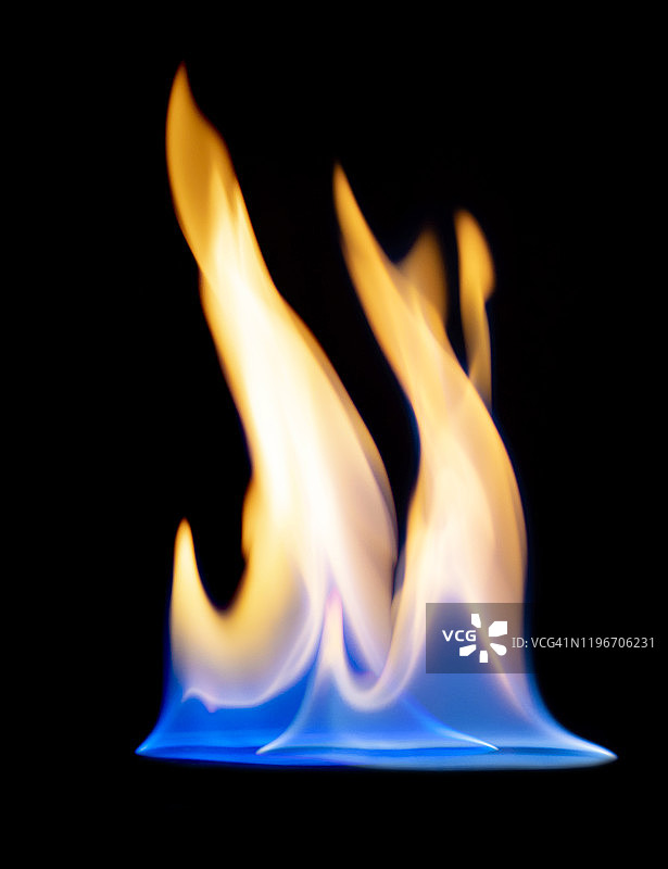 黑色背景上的火焰和自然火特写图片素材