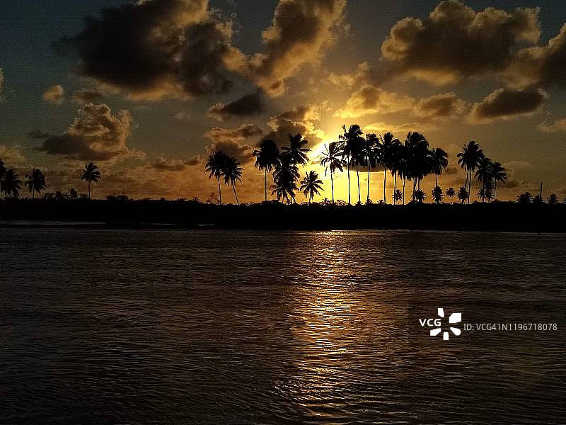 巴西伯南布哥州蓬塔尔-杜马拉凯佩的日落图片素材