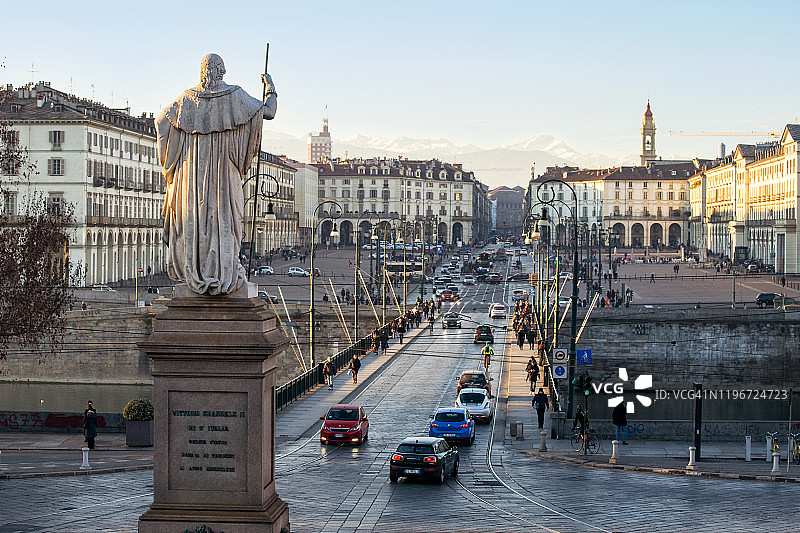 维托里奥·埃马努埃莱一世桥，意大利都灵图片素材