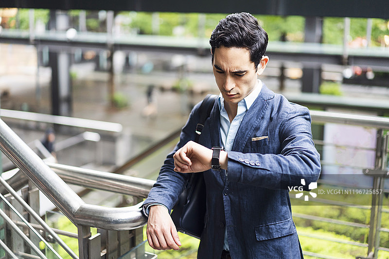 这个女孩总是迟到图片素材