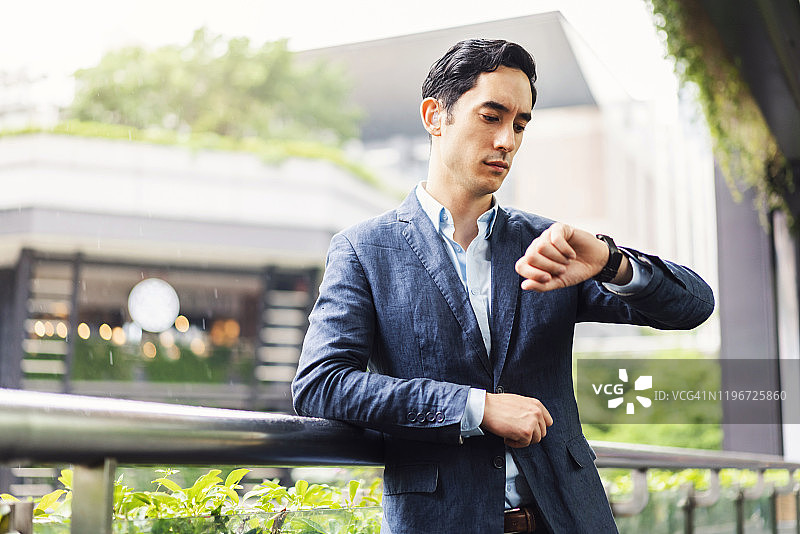 商店几点关门？图片素材