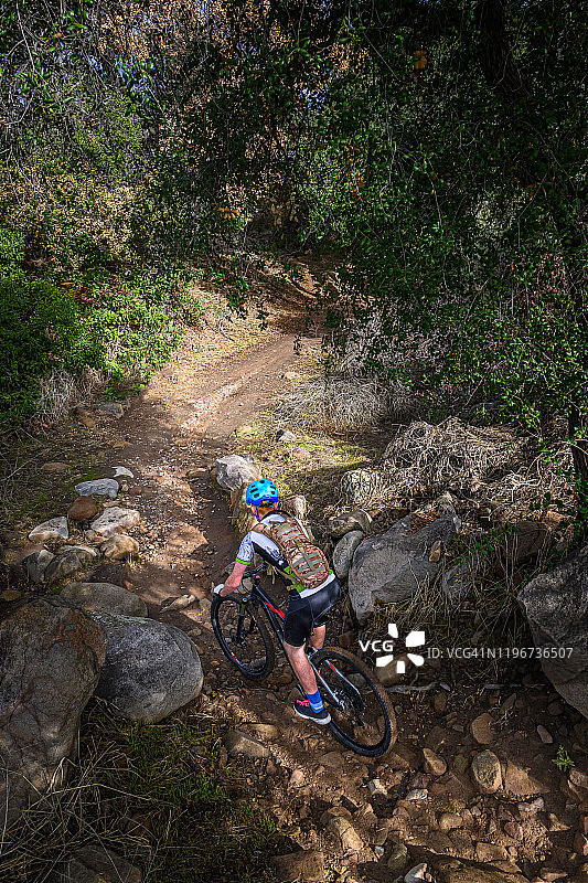 青少年山地自行车岩石骑行图片素材