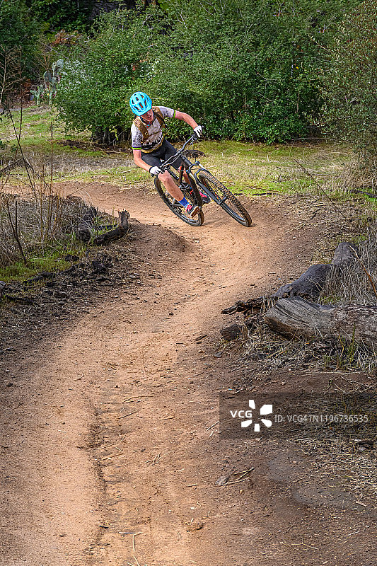 青少年山地自行车岩石骑行图片素材