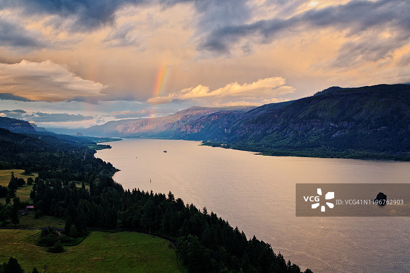 从华盛顿一侧看哥伦比亚河峡谷日落时的彩虹图片素材