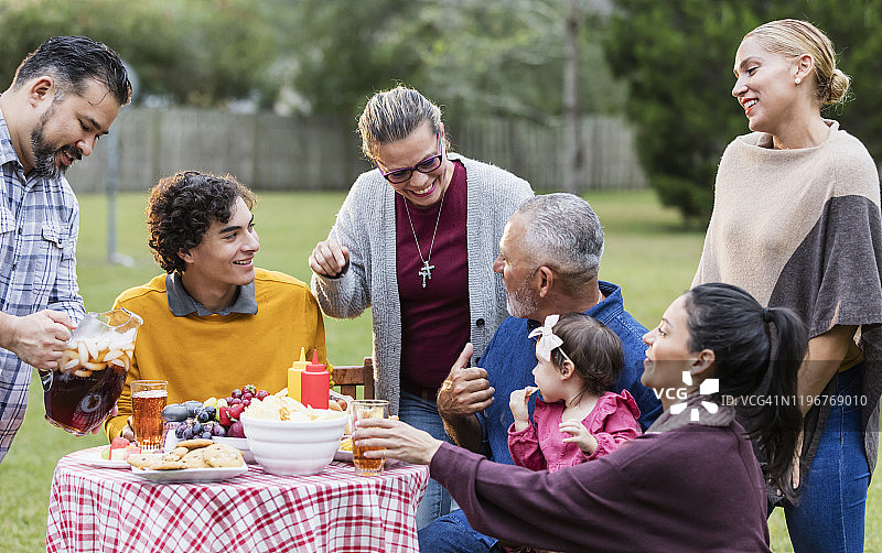在后院烧烤的西班牙裔家庭图片素材