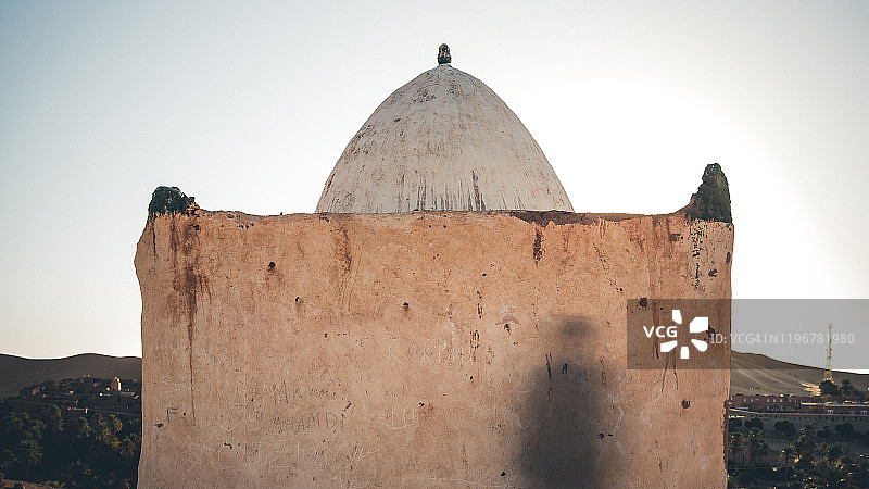 男人站在陵墓前的轮廓剪影图片素材