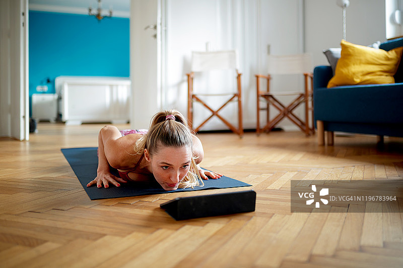 在线学习瑜伽图片素材