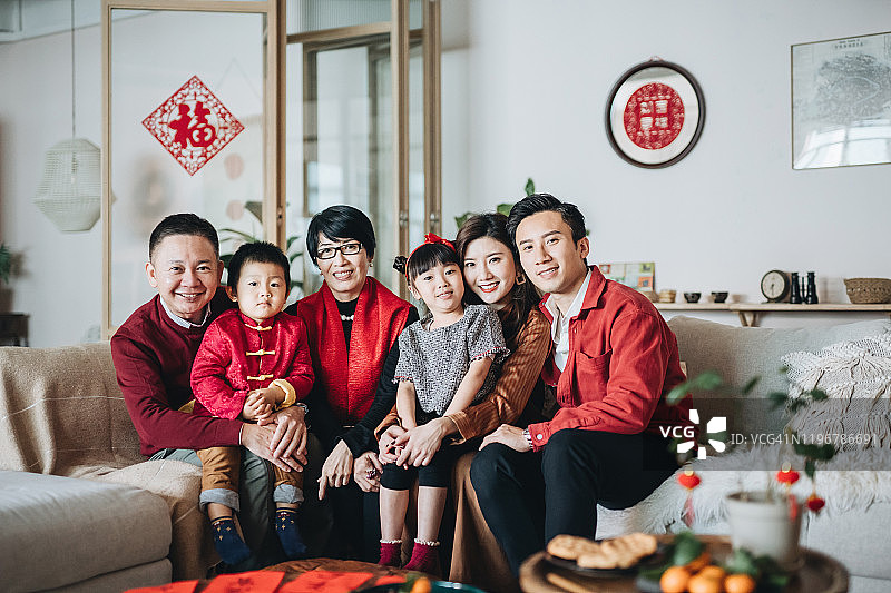 三代同堂的亚洲家庭喜迎中国新年图片素材
