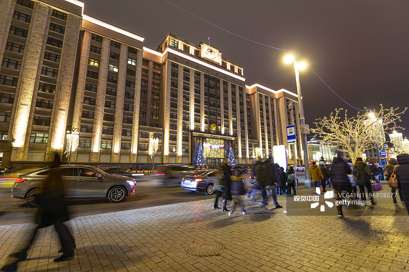 俄罗斯莫斯科的节日灯饰和国家杜马大楼图片素材