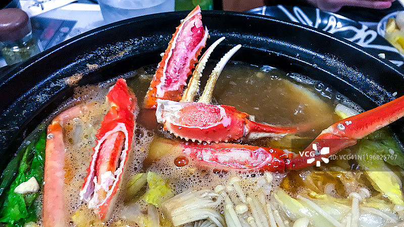 火锅中的雪蟹腿和蟹钳图片素材