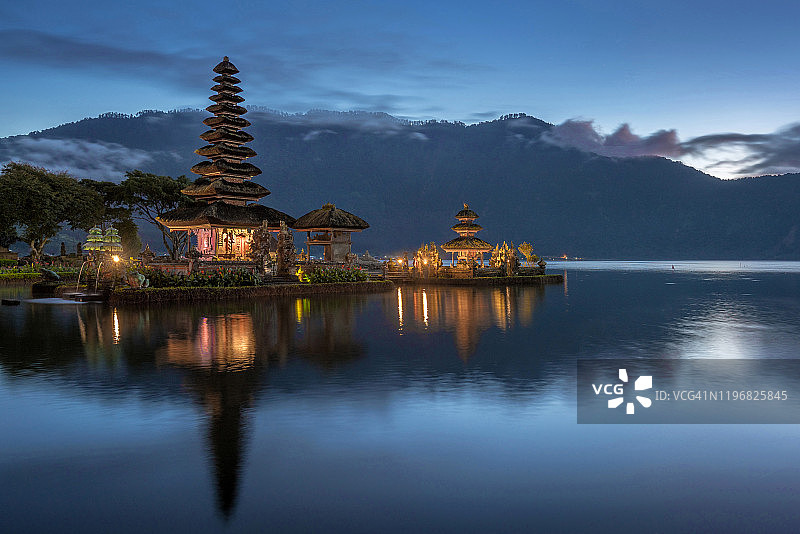 印尼巴厘岛布拉坦湖水神庙：著名旅游景点图片素材