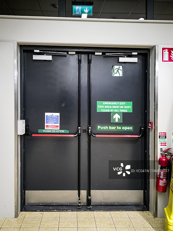 超市内的防火紧急出口图片素材