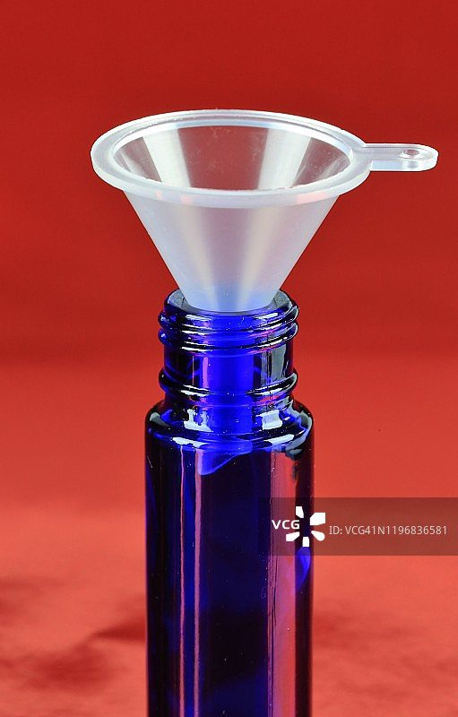 健康精油瓶和灌装漏斗图片素材