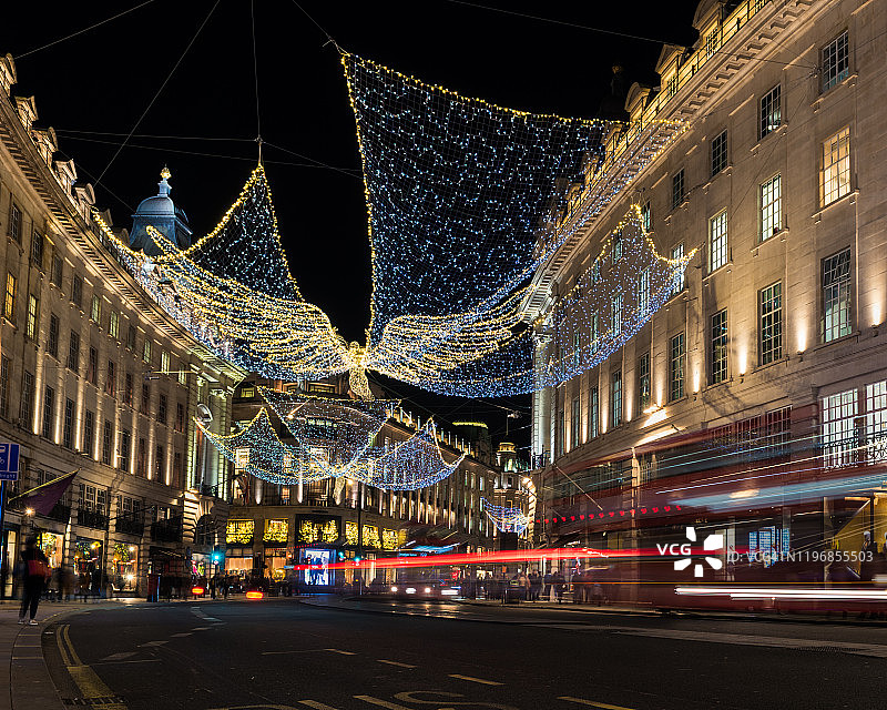 伦敦摄政街黄昏时的圣诞购物和交通图片素材