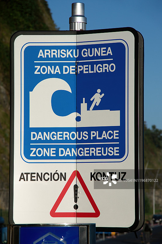 西班牙Paseo Nuevo海湾四语（巴斯克语、西班牙语、英语和法语）警告标志图片素材