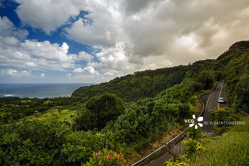 夏威夷茂宜岛哈纳公路上的汽车图片素材
