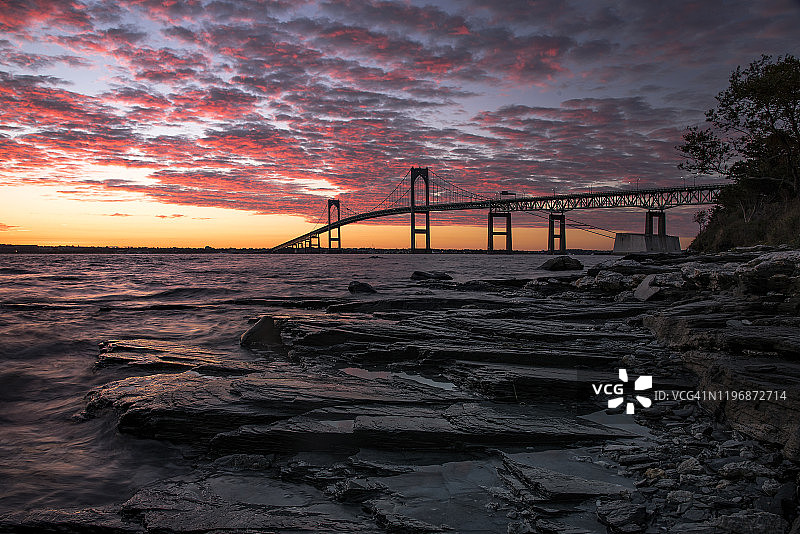 克莱本·佩尔大桥（纽波特大桥）下的美丽日出，罗德岛纽波特图片素材