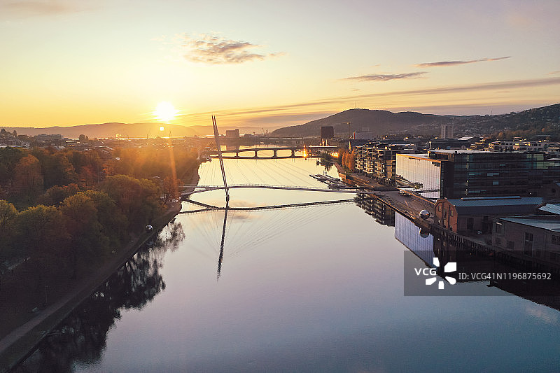 挪威德拉门市的日出图片素材