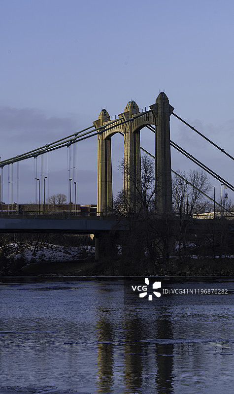 明尼苏达州明尼阿波利斯市的密西西比河上的路易斯·亨内平大街悬索桥图片素材