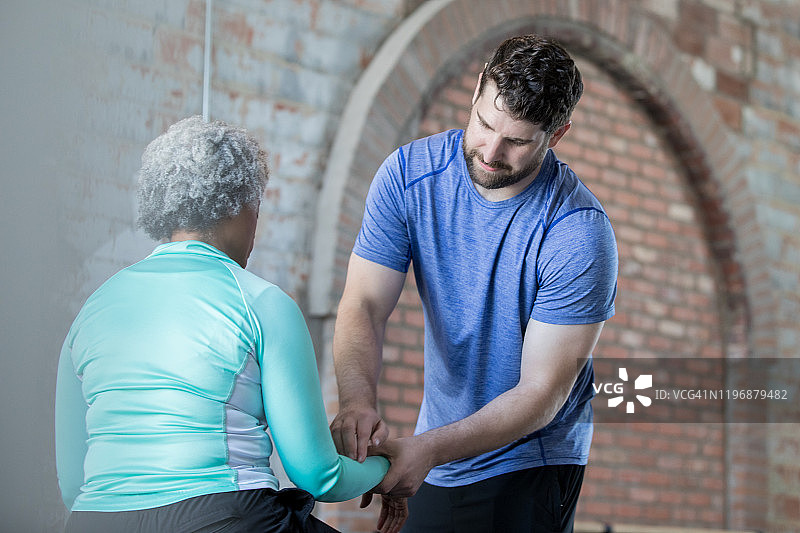 理疗师为客户进行腕力测试图片素材