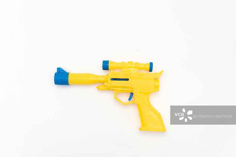 白色背景上的黄色塑料枪图片素材