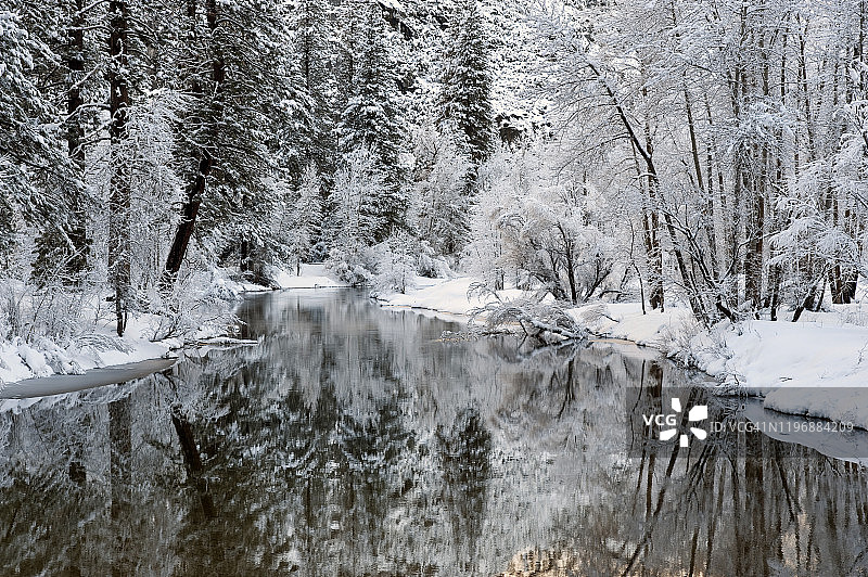 优胜美地国家公园默塞德河沿岸的冬季图片素材