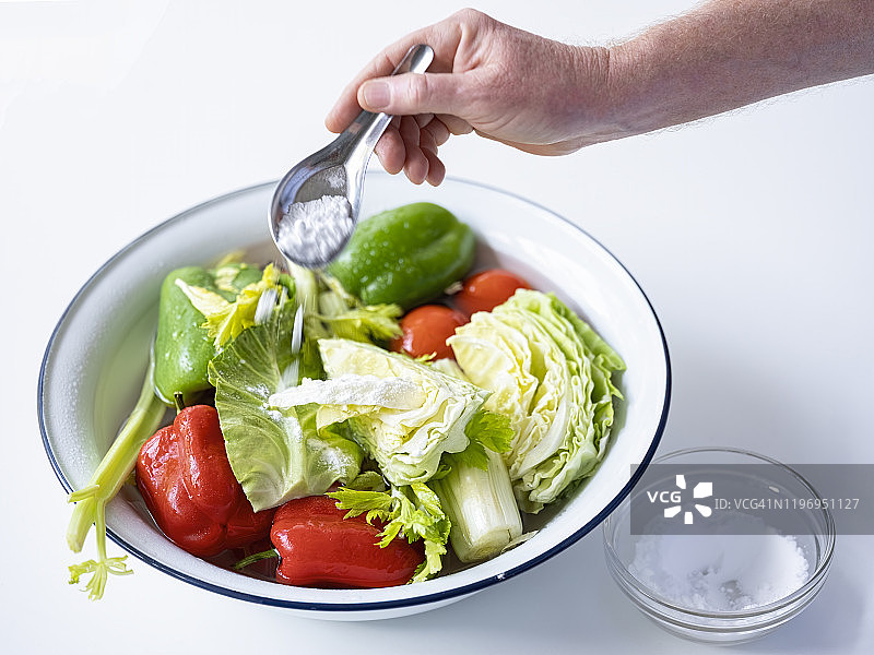 清洗并浸泡新鲜蔬菜，使用小苏打水溶液安全去除农药和其他化学残留物图片素材