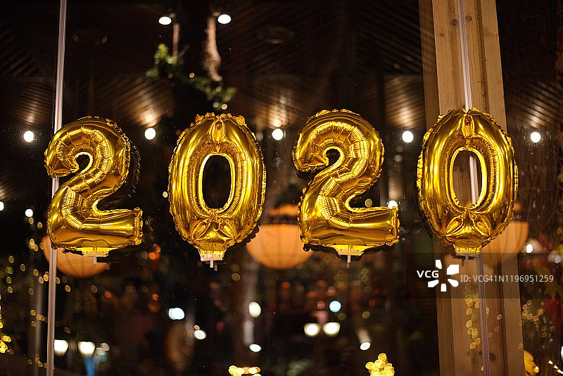 2020新年快乐金色气球与灯光背景图片素材