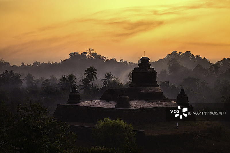 缅甸实兑：日出到日落，在被大自然环绕的寺庙里祈祷图片素材