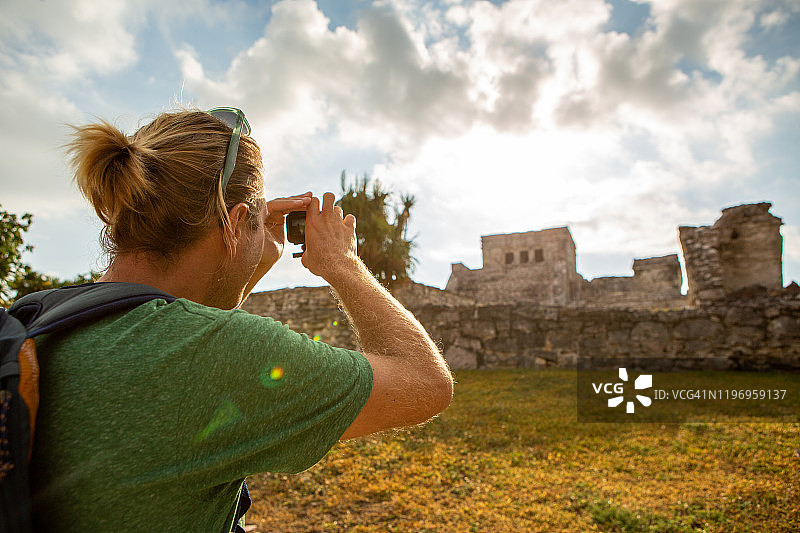 年轻男人拍摄墨西哥图卢姆遗址图片素材