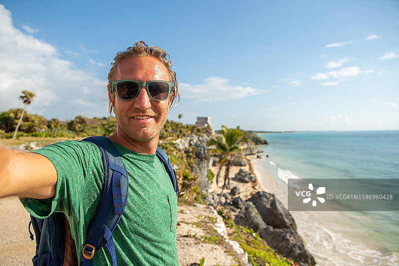 年轻男人在墨西哥图卢姆遗址自拍图片素材