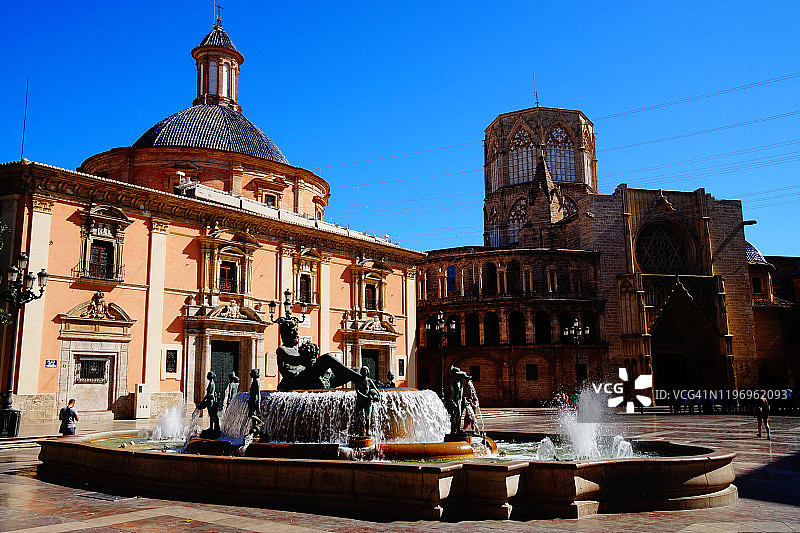 西班牙巴伦西亚大教堂与喷泉图片素材