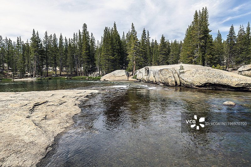优胜美地国家公园的莱尔图奥勒米河图片素材
