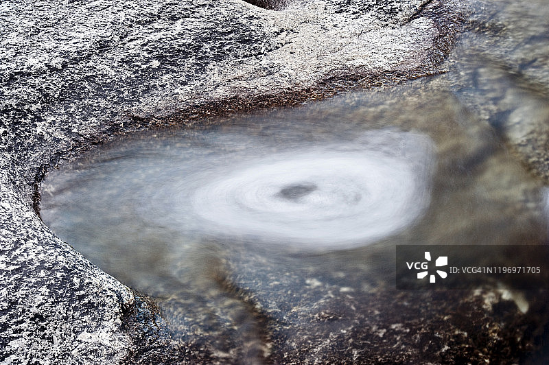 加利福尼亚州优胜美地国家公园图奥勒米河达纳支流中的河流漩涡图片素材