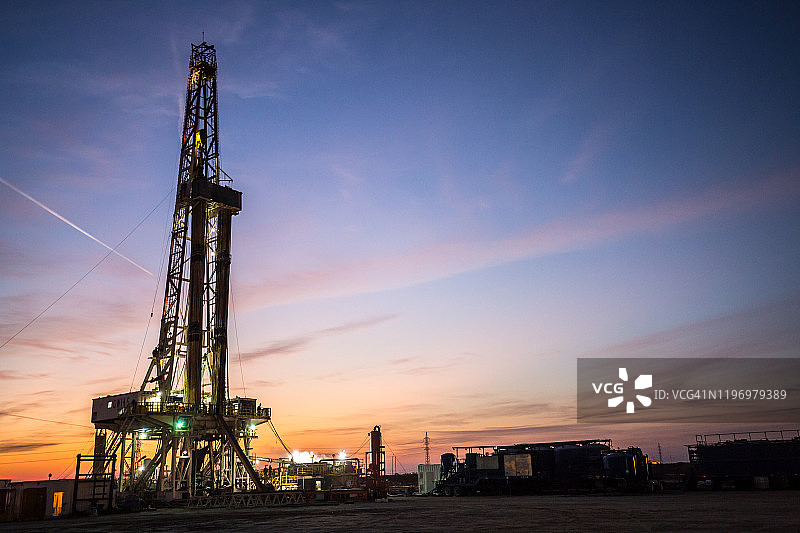 日落时的石油钻井平台图片素材