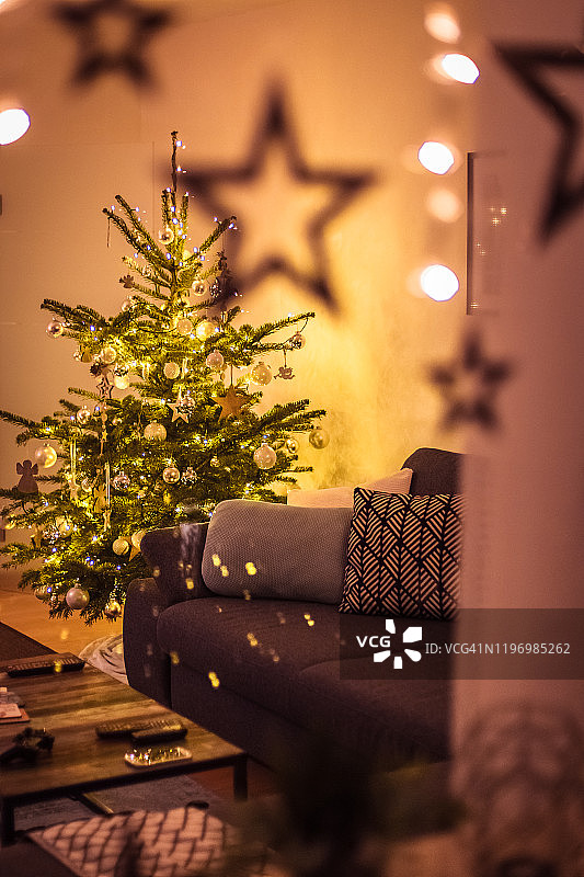 透过窗户看圣诞树装饰的客厅，德国图片素材